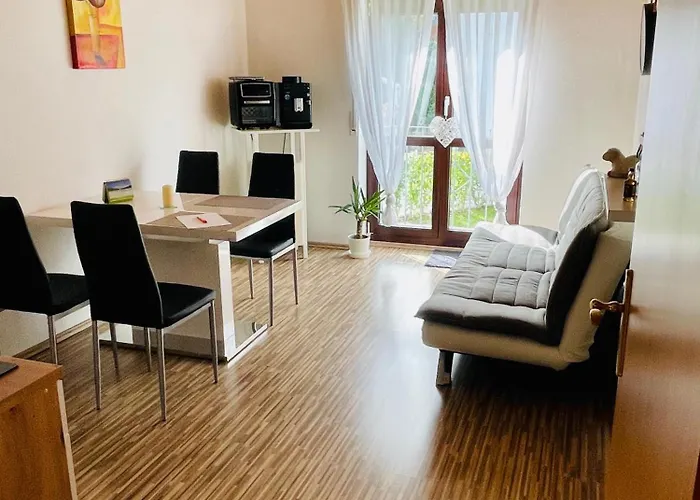 Kleine Ein Zimmer Wohnung Mit Gartenanlage