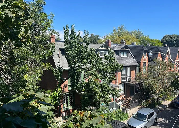 Bright Private Suite In Cabbagetown, Steps To Shops & Downtown Toronto