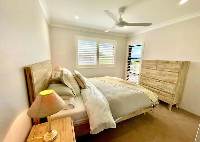 'Serenity Now' Shoal Bay Beach Front With All Linen, Wifi And Air Con