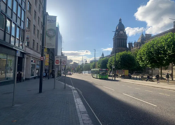Stylish 2Br Apartment In Leeds City Centre With Town Hall Views