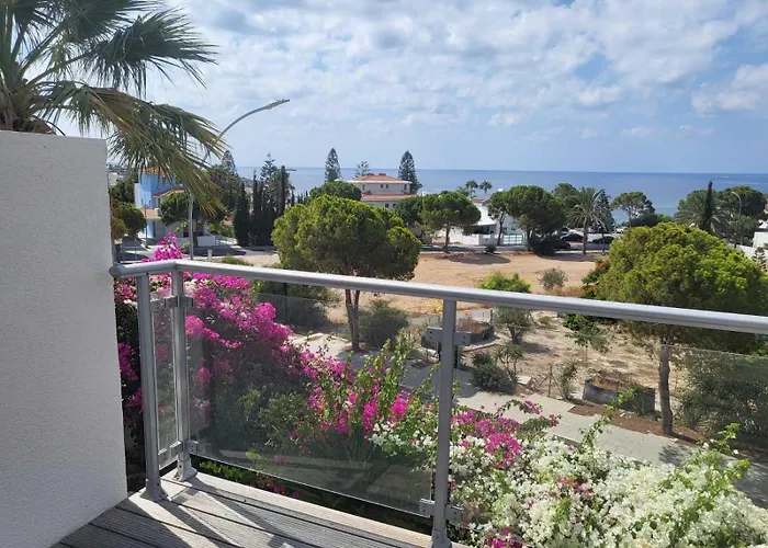 Villa Neyla Four Bedroom Coral Bay Beach Front