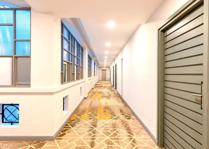 Manhattan Business Hotel, Male