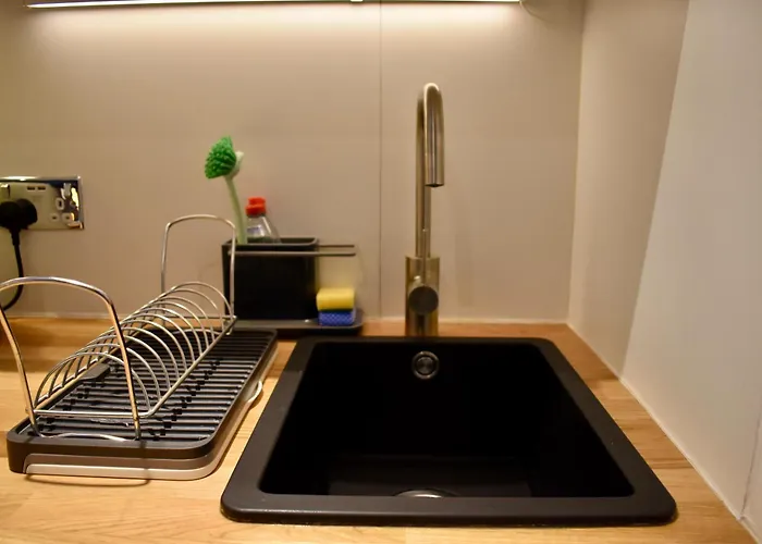 Stylish Centrally-Located Studio With Parking