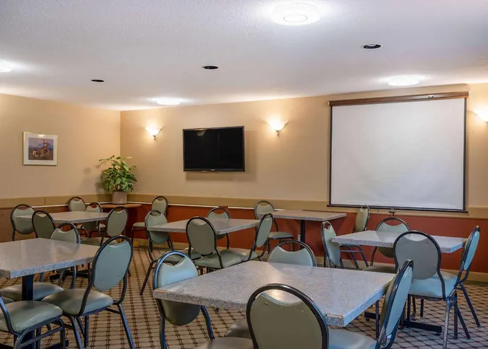 Travelodge By Wyndham Lacombe