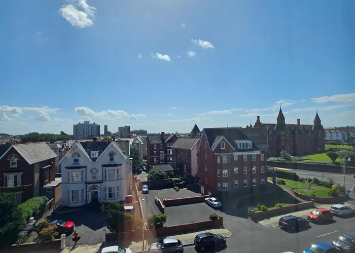 Avondale Apartment,2 Bed Lakeside On The Promenade, Free Parking & Wifi