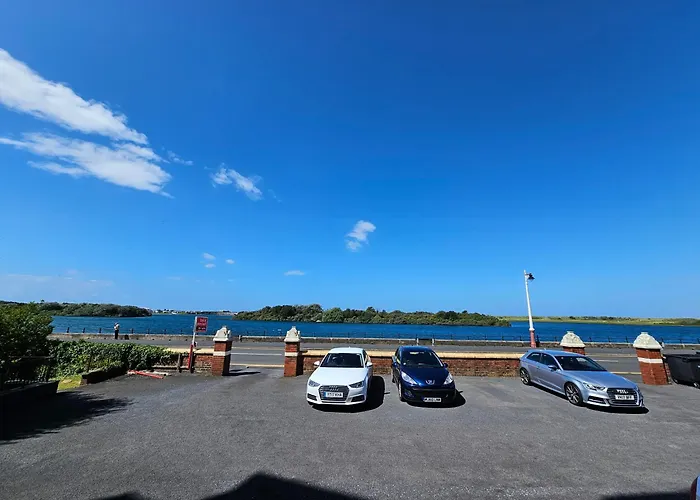 Avondale Apartment,2 Bed Lakeside On The Promenade, Free Parking & Wifi