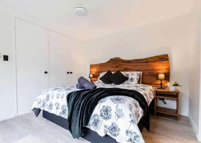 Salt & Pepper; Beautiful Town House In Margs!