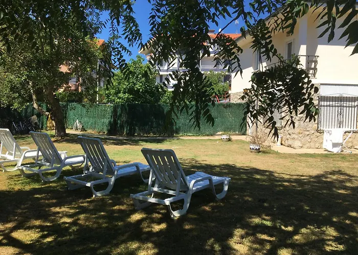 Casa Con Jardin Con 2 Alojamientos, Con Jardines No Compartidos Y Aparcamiento Privado