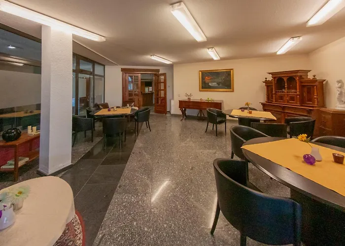 West Hotel An Der Saechsischen Weinstrasse