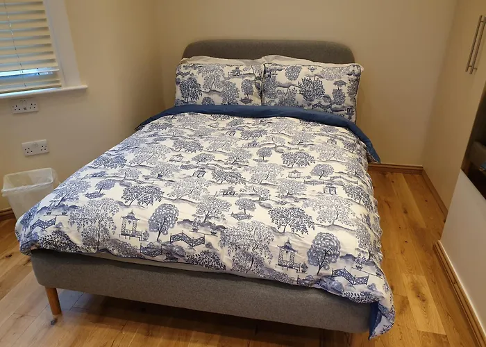 London Luxury: Spacious 3-Bed Apartment Near Tube with Parking