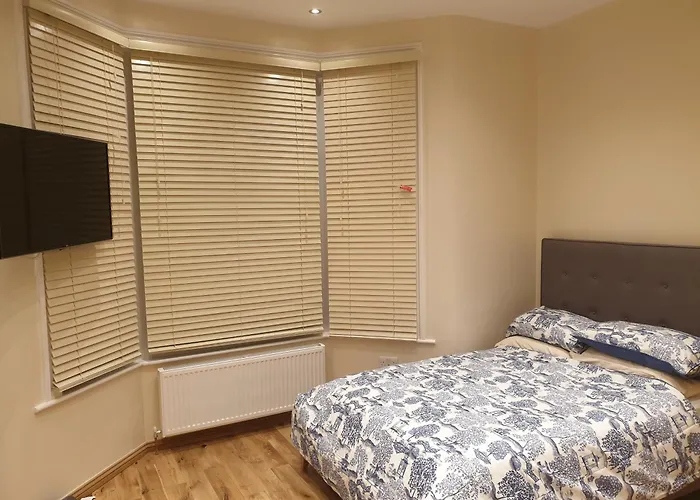 London Luxury Apartments 3 Bedroom Sleeps 8 With 3 Bathrooms 4 Mins Walk To Tube Free Parking