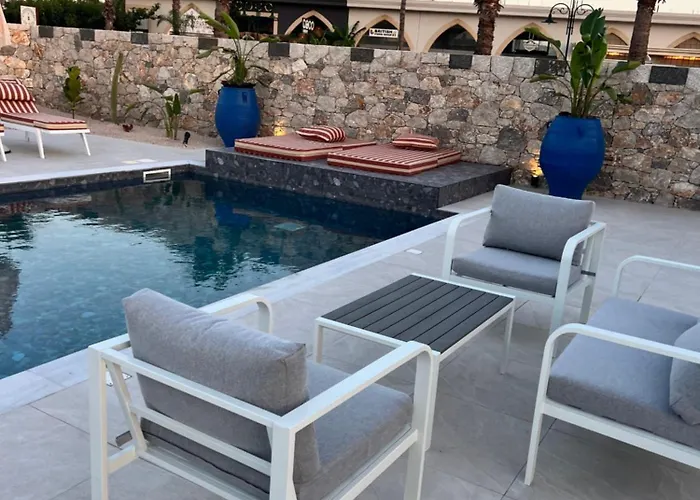 Cora May Central Villa With Private Pool 200M To The Beach