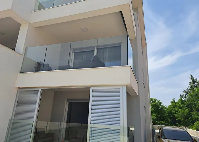 B & R Summer Breeze Apartments