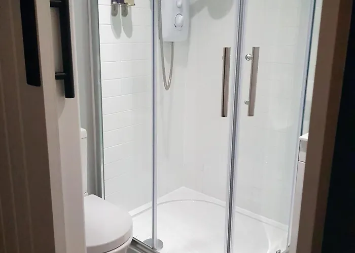 Modern 1-Bed Apartment, Plus Parking, Near Oxford And The Jr