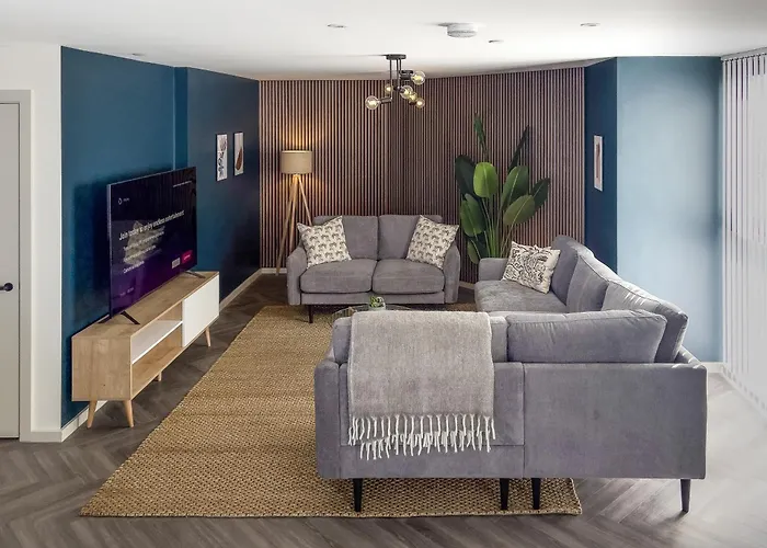 Luxe Penthouse Retreat: With Free Parking!