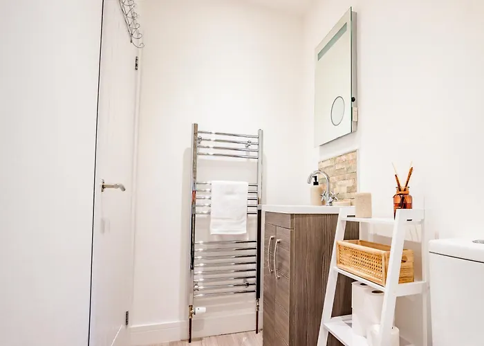 Easy Access - 500M To City - Garden Area