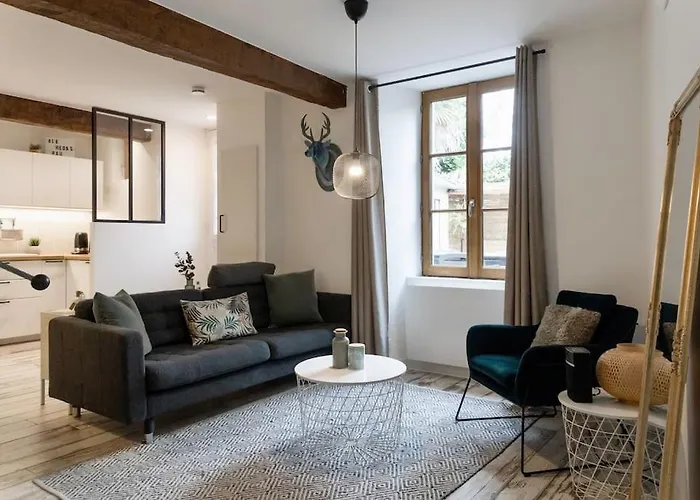 Maison Et Appartement Attenant Pour 10 Personnes Avec Terrasse, Cour Et Parking