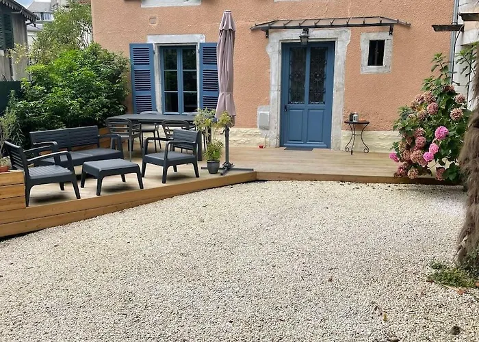 Maison Et Appartement Attenant Pour 10 Personnes Avec Terrasse, Cour Et Parking