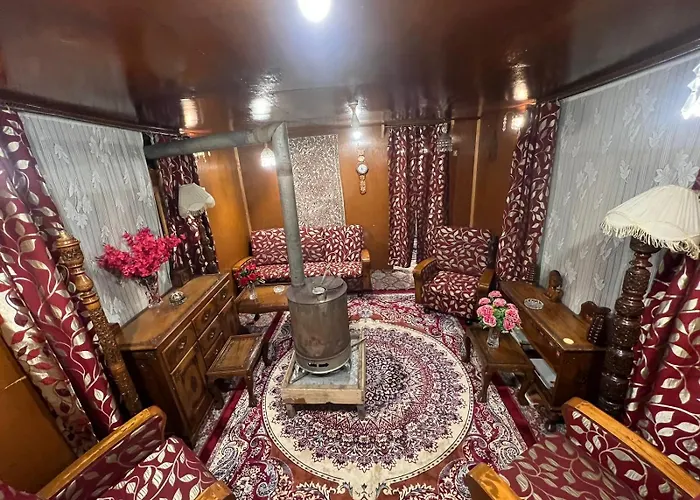 Houseboat Wild Rose