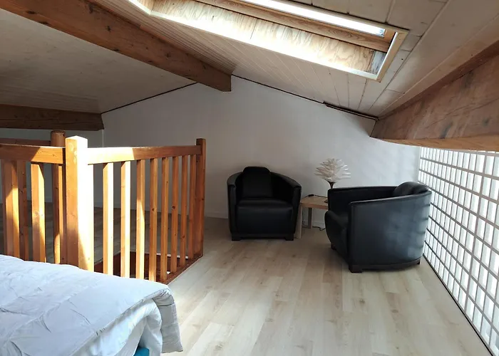 Maisonnette Au Milieu Des Pins
