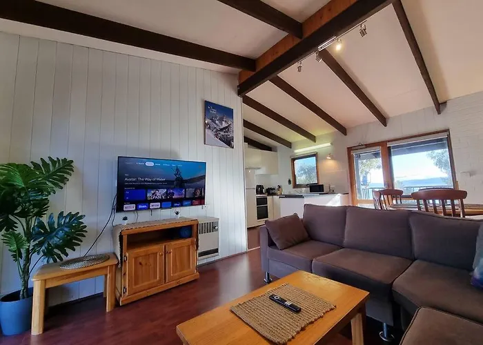 The Hideout - Lake Views & Balcony W Bbq I Central Location I Wi-Fi I Smart Tv - By Happyhosts