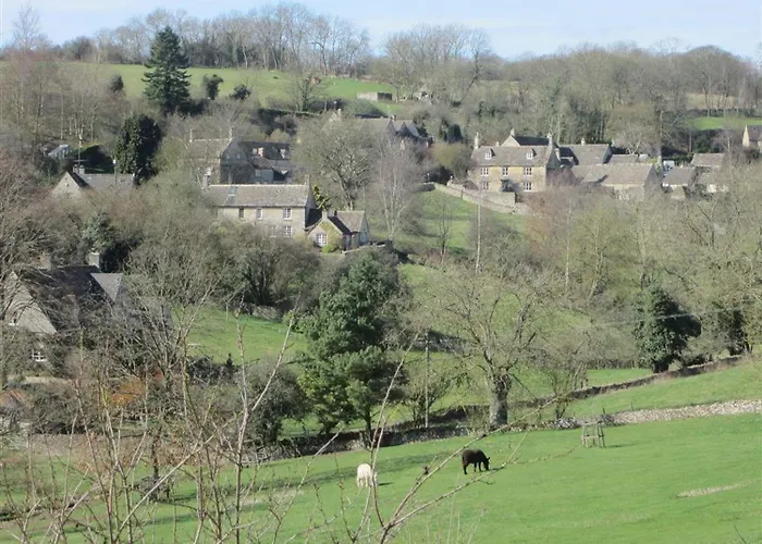Green Valley, Cotswold Stay With Hamper