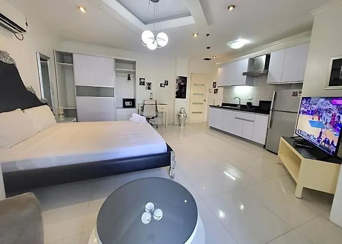 Sheryll Escapes - Kandi Big Studio L Balcony L Housekeeping L Netflix