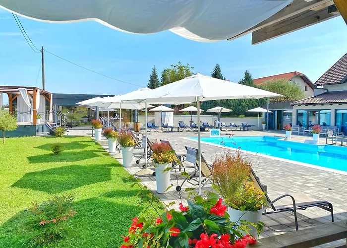 16 Lakes Hotel