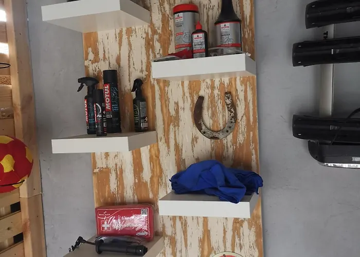 Pauls Hexenhaus Wohnung Hexe Mit Fahrrad Garage Und Innenhof Fuer Motorraeder