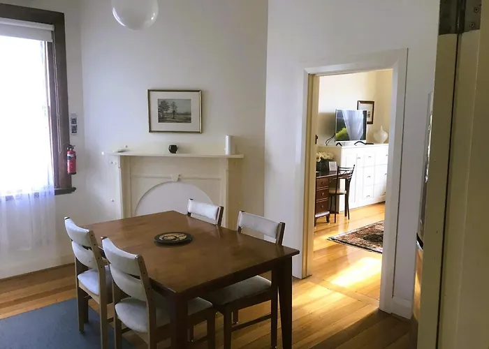 Belton Apartments-Hedge Cottage