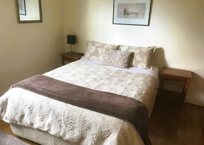 Belton Apartments-Hedge Cottage
