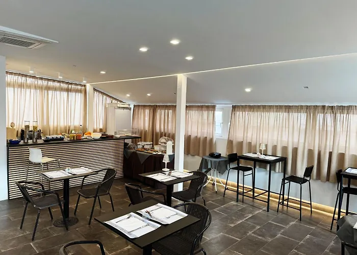 8Room Hotel