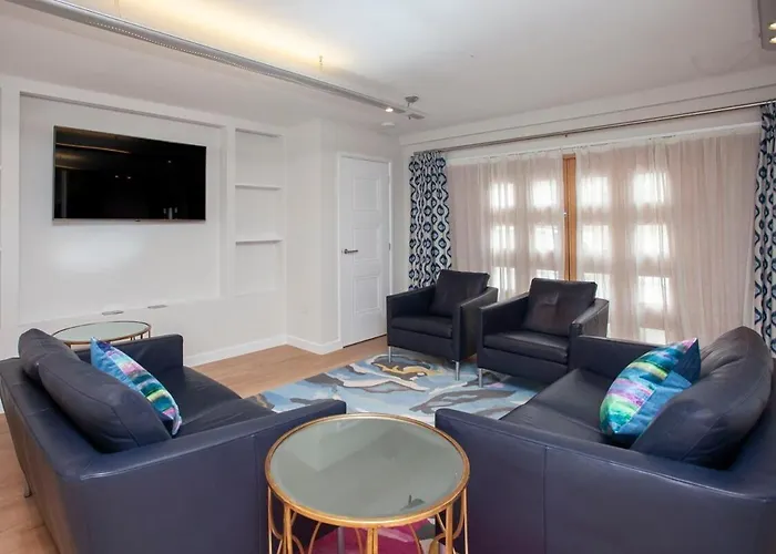 Spacious Georgian Coach House With Parking
