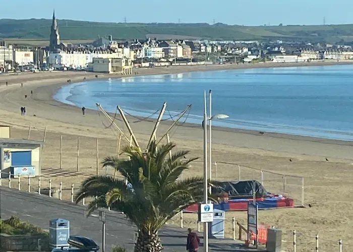 Spacious First Floor Apartment With Gorgeous Sea Views