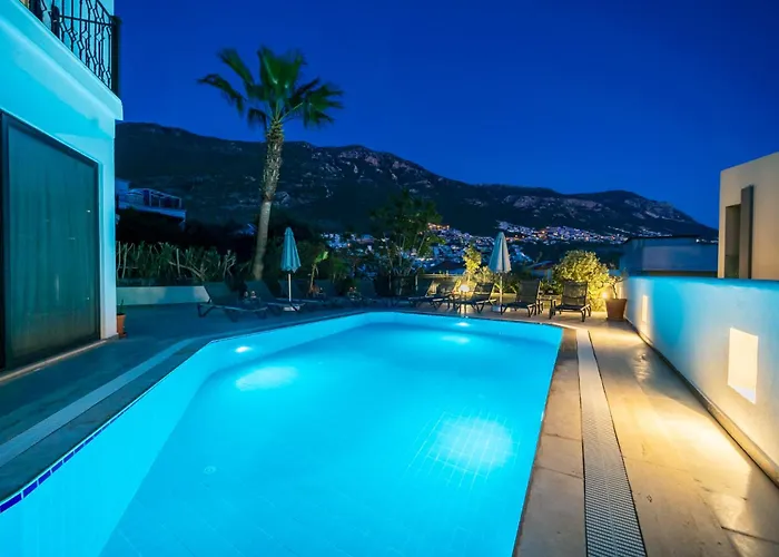 Spacious Centrally Located 4-Bedroom Villa With Sea Views And Pool Heating