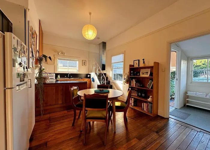 Enchanting Vintage House At South Hobart