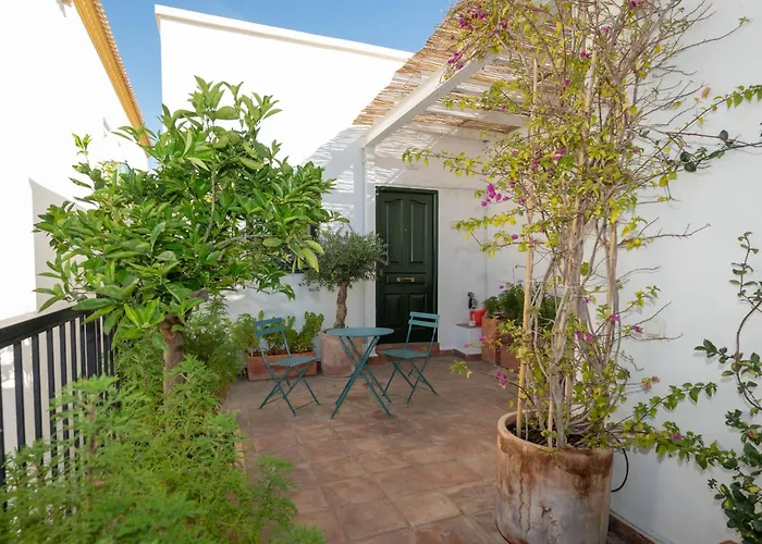 Lovely House In Peaceful Courtyard