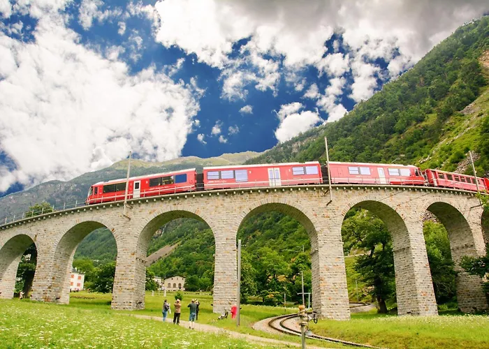 Bernina Suites - 150 Metres To Bernina Express
