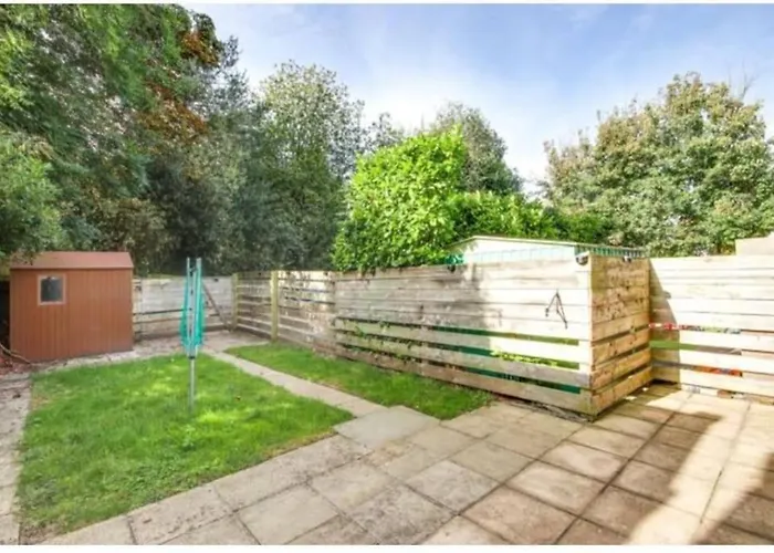Central 2 Bedroom Garden Flat With Free Parking