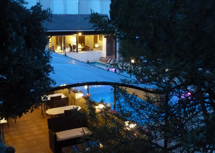 Logis Hotel - Restaurant Residence Les Cedres