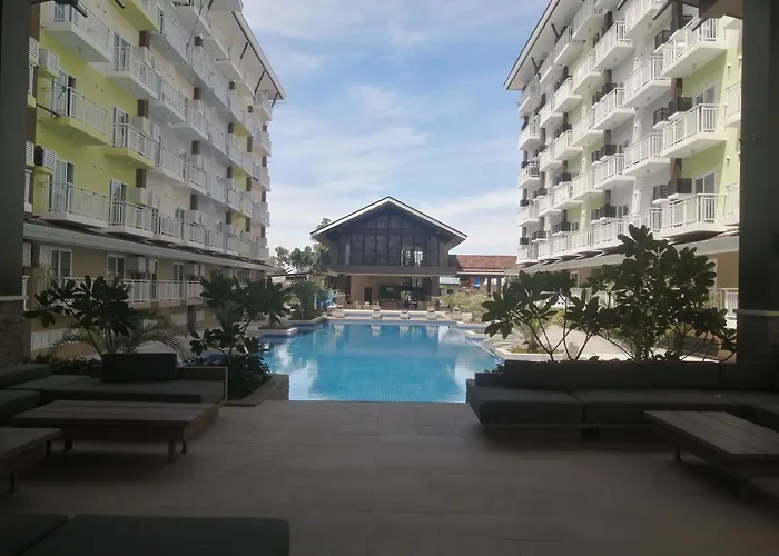 Condo Azur Suites: Stylish Airport Retreat with Netflix and Luxe Pool