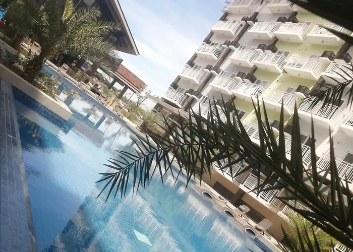 Condo Azur Suites: Stylish Airport Retreat with Netflix & Luxe Pool