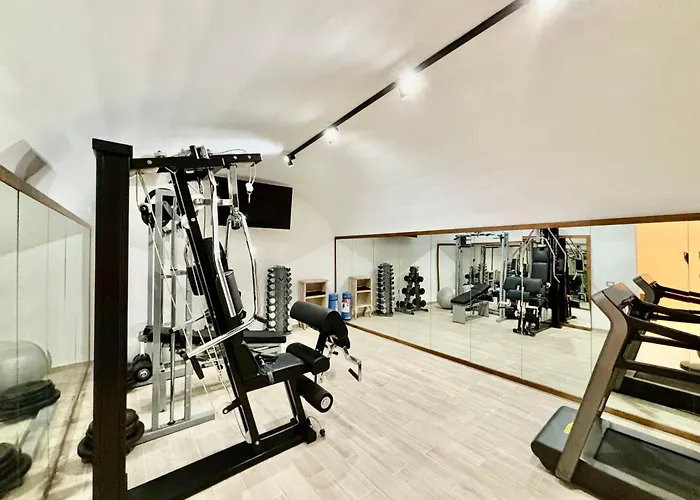 Capri Kronos Design Suites - 2 King Beds, With Gym, Spa & Jacuzzi