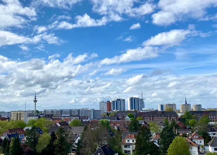 City Ferienwohnung SKYLINE - mit großem Balkon&XXL- Sofa für bis zu 4 Personen