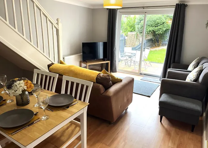 Claygate Place - Entire 2 Bed House, Off Street Parking - Perfect For Holiday Breaks Or Contractors