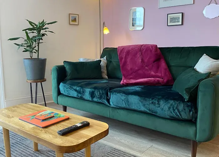Tideway Apartment With Private Parking Space
