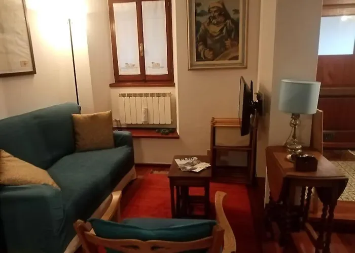 La Casa Di Mezzo - The Middle House
