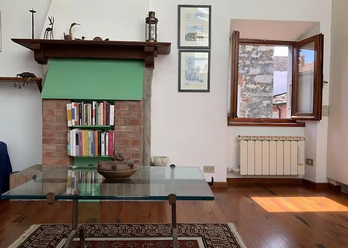 La Casa Di Mezzo - The Middle House