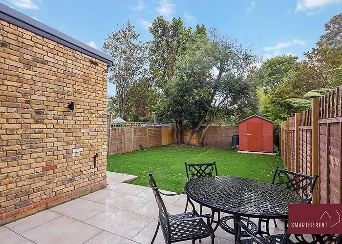 Richmond - Spacious 2 Bedroom Flat - With Garden