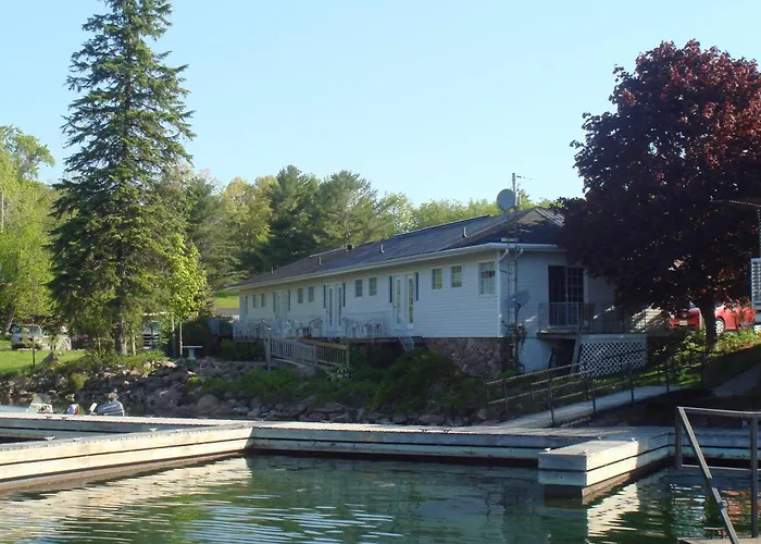 Boathouse Country Inn